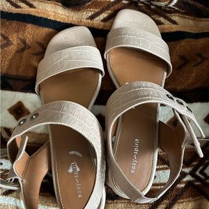 Easy Spirit Women's Cream Sandals